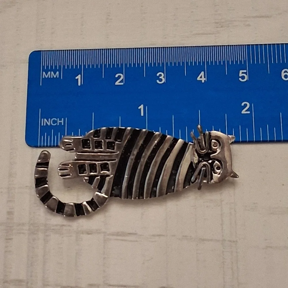 Vintage Silver Tone Striped Sitting Cat Brooch Pin Feline Jewelry